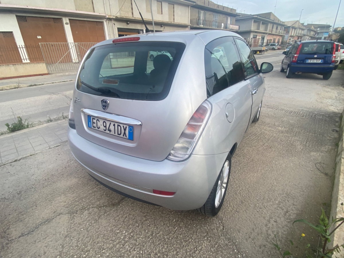 Lancia Ypsilon 1.2 69 CV Unyca (5)