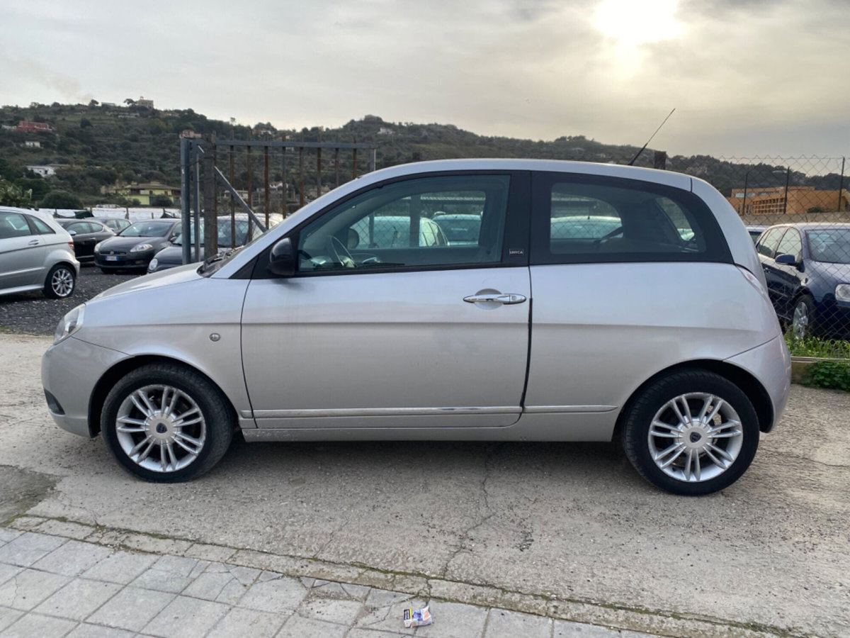Lancia Ypsilon 1.2 69 CV Unyca (8)