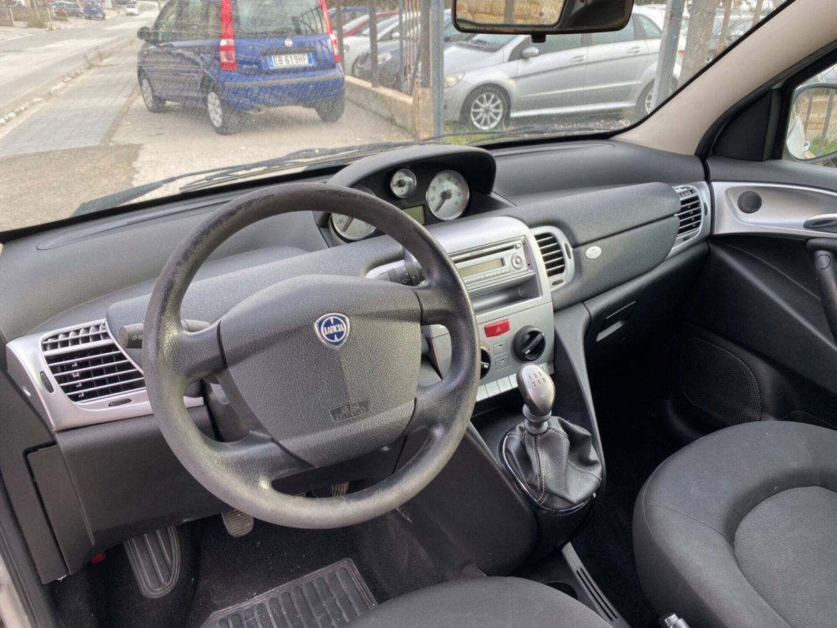 Lancia Ypsilon 1.2 69 CV Unyca (9)
