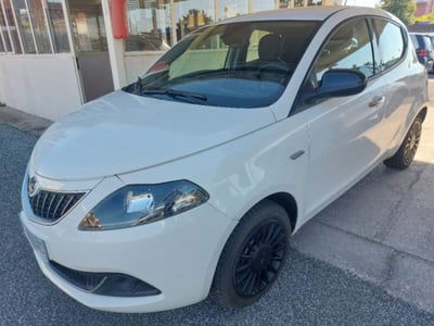 Lancia Ypsilon 1.0 FireFly 5 porte S&S Hybrid Ecochic Silver usata