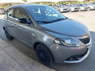 Lancia Ypsilon 1.0 FireFly 5 porte S&S Hybrid Ecochic Silver usata