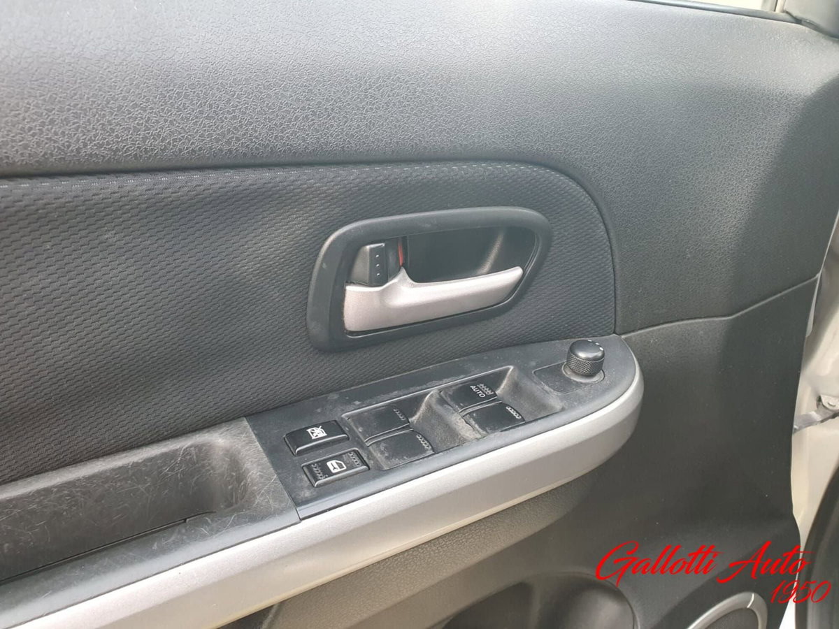 Suzuki Grand Vitara 1.9 DDiS 5 porte Crossover (17)