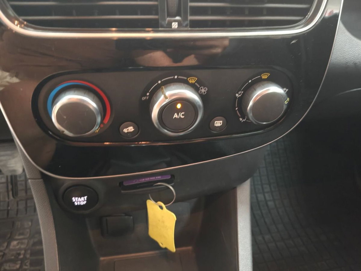 Renault Clio TCe 90 CV 5 porte Intens (9)