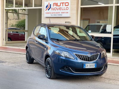 Lancia Ypsilon 1.0 FireFly 5 porte S&S Hybrid Ecochic Silver usata