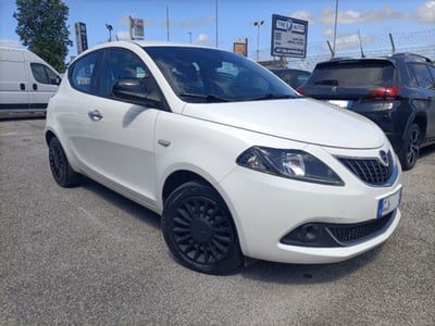 Lancia Ypsilon 1.0 FireFly 5 porte S&S Hybrid Ecochic Silver usata