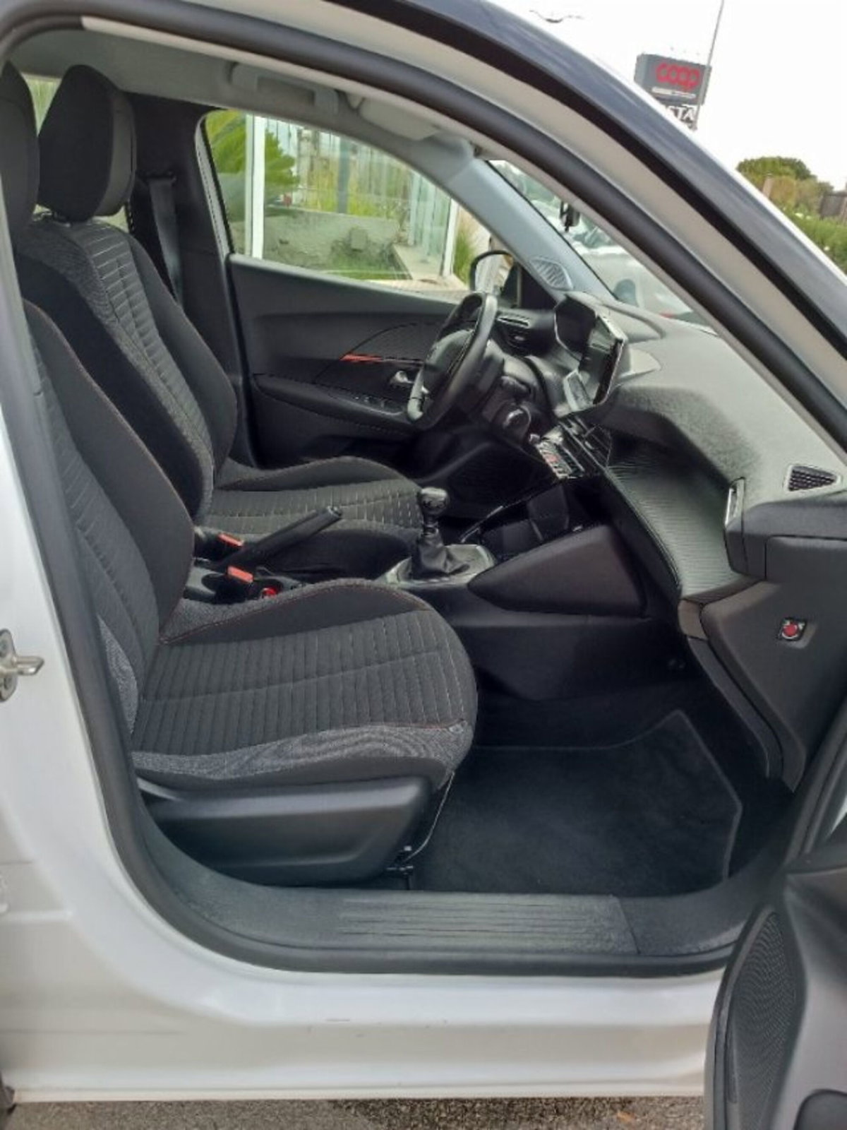 Peugeot 2008 PureTech 100 S&S Allure (17)