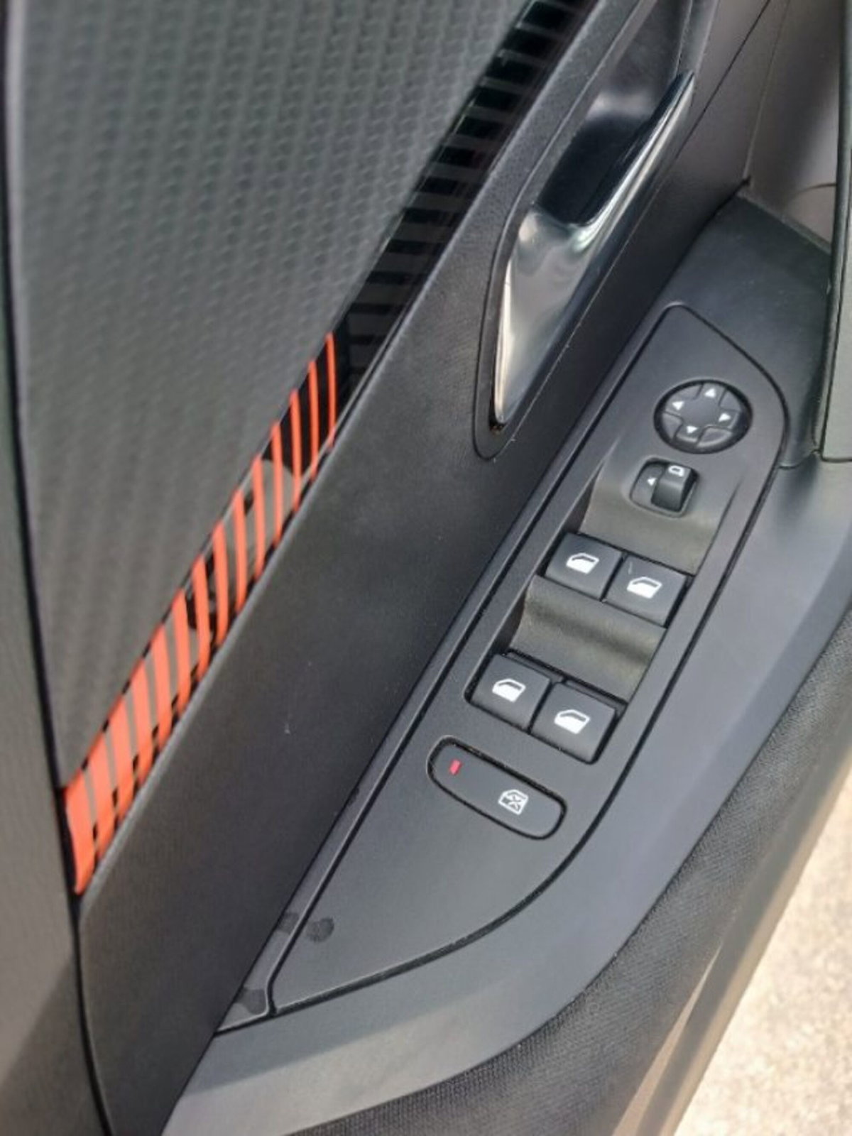 Peugeot 2008 PureTech 100 S&S Allure (18)