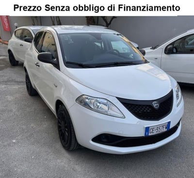 Lancia Ypsilon 1.0 FireFly 5 porte S&S Hybrid Ecochic Silver usata