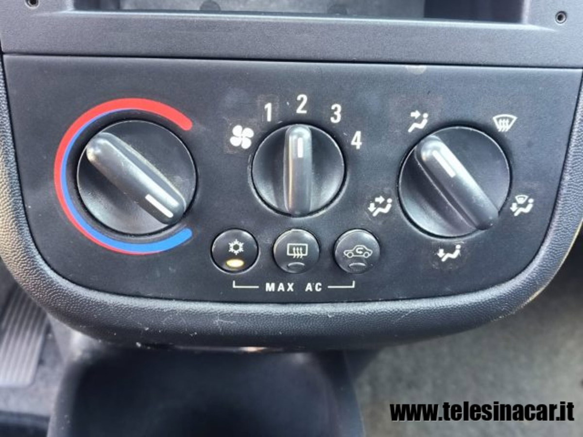 Opel Corsa 1.2i 16V cat 5 porte 'Njoy (13)