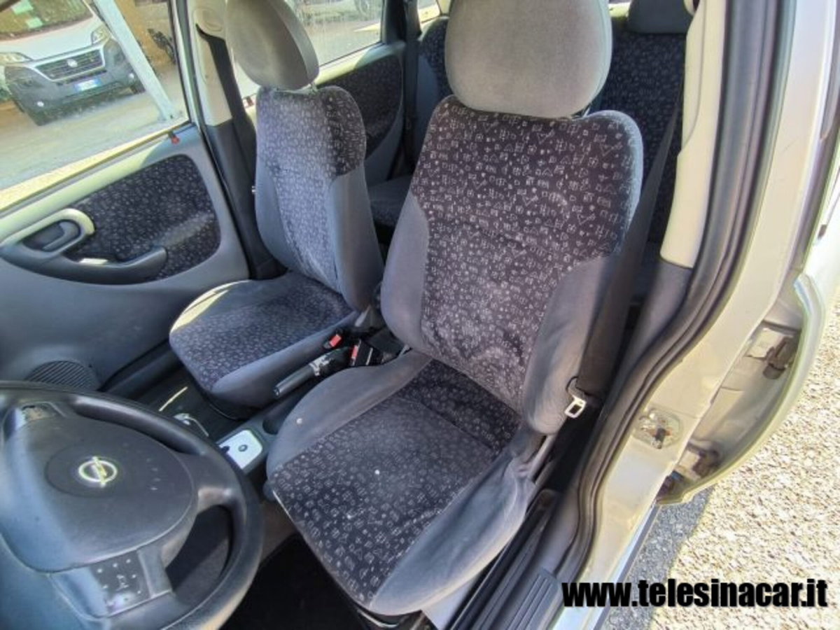 Opel Corsa 1.2i 16V cat 5 porte 'Njoy (9)