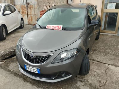 Lancia Ypsilon 1.0 FireFly 5 porte S&S Hybrid Ecochic Silver usata