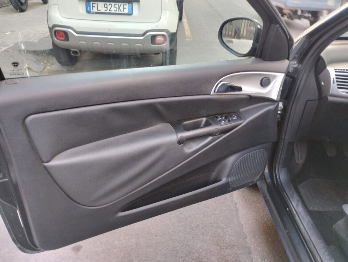 Lancia Ypsilon 1.3 MJT 75 CV Diva (12)