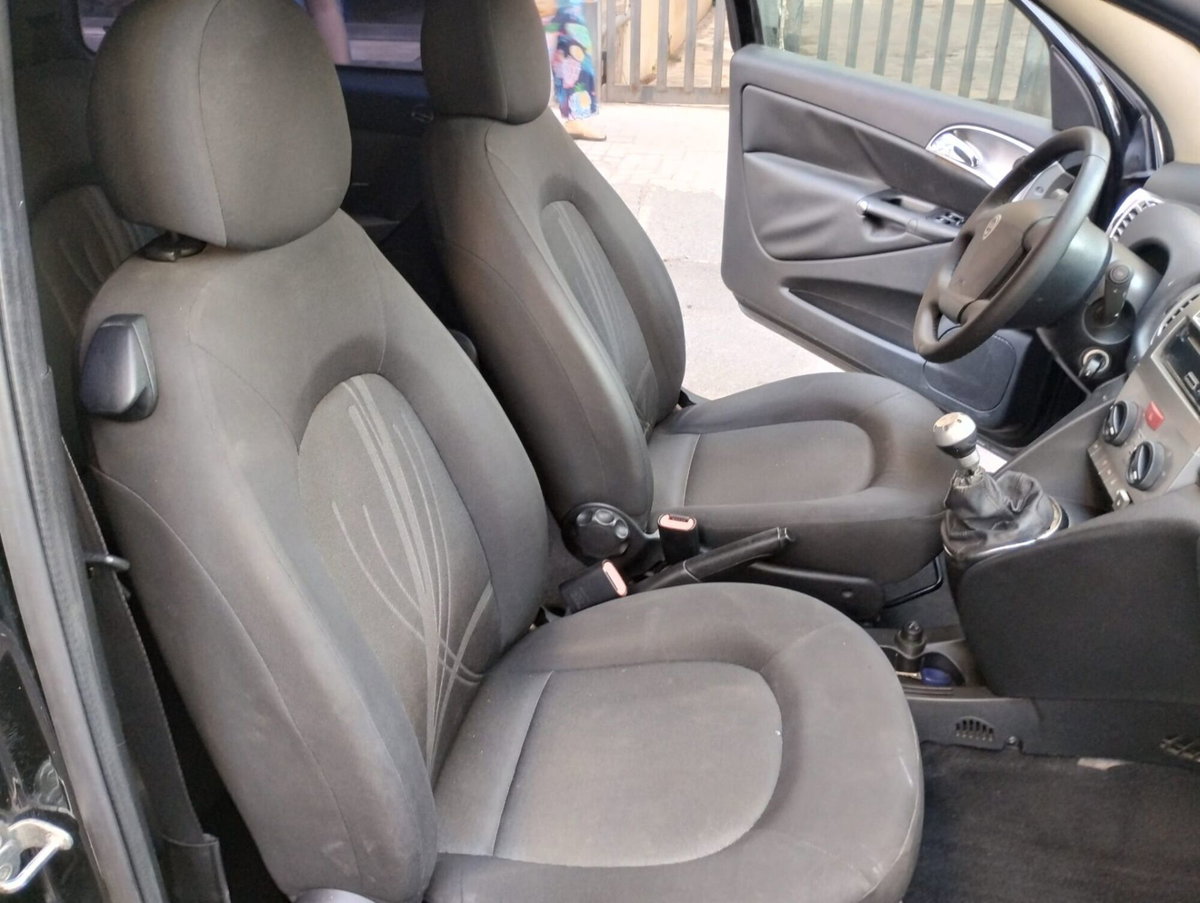 Lancia Ypsilon 1.3 MJT 75 CV Diva (14)
