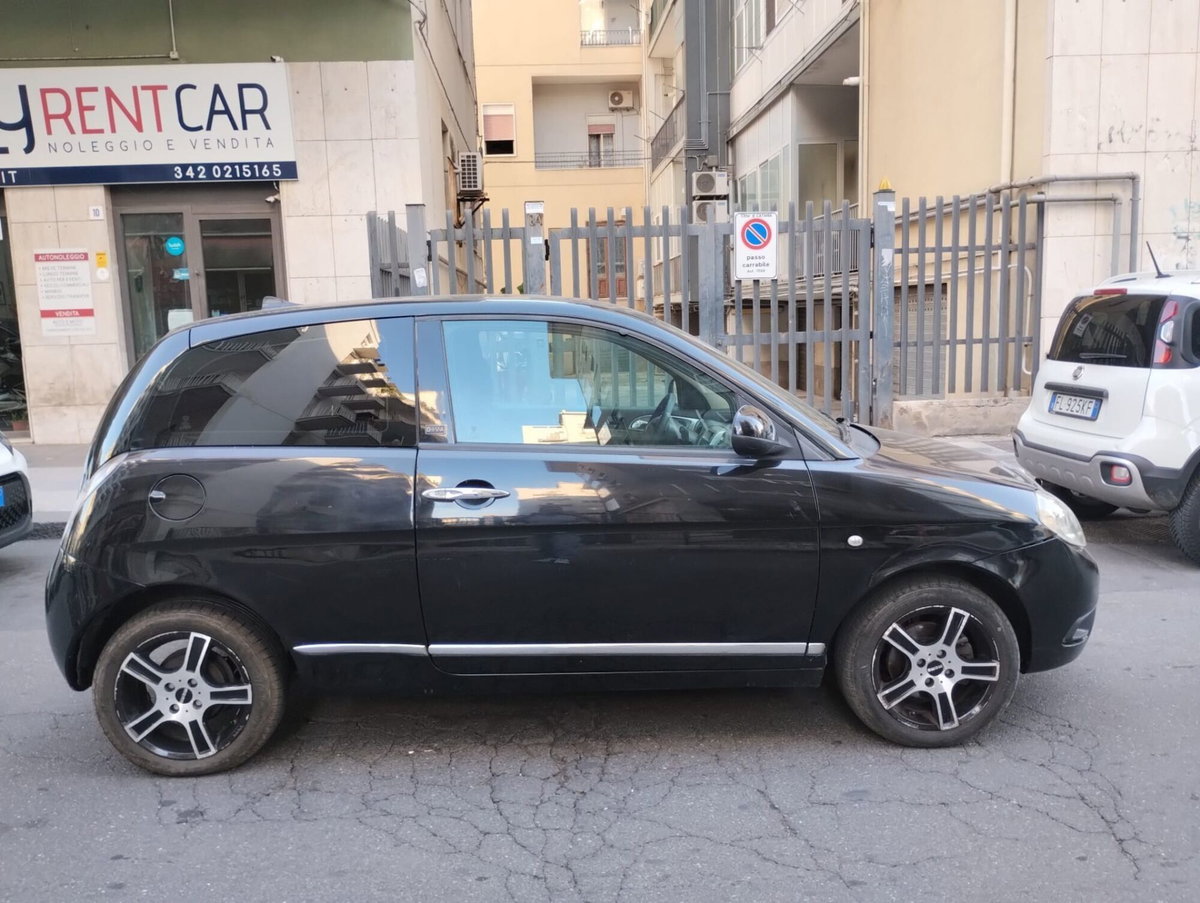 Lancia Ypsilon 1.3 MJT 75 CV Diva (2)