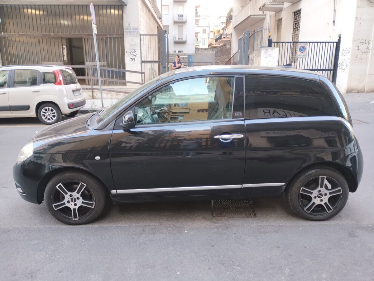 Lancia Ypsilon 1.3 MJT 75 CV Diva (3)