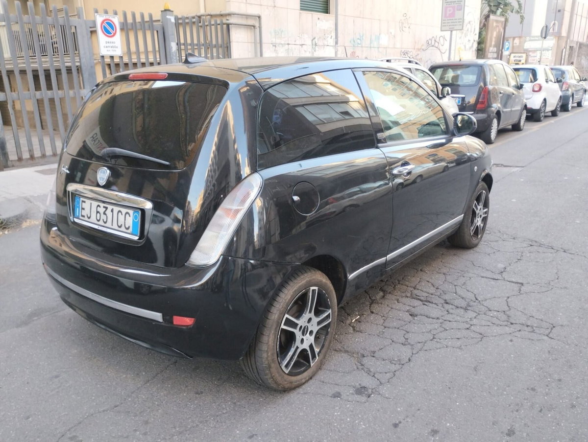 Lancia Ypsilon 1.3 MJT 75 CV Diva (6)