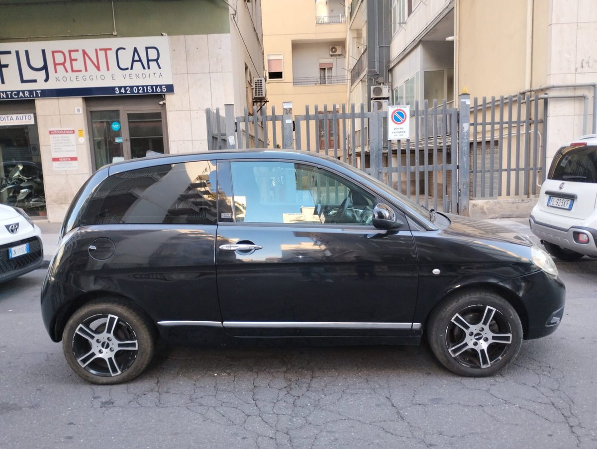 Lancia Ypsilon 1.3 MJT 75 CV Diva (8)