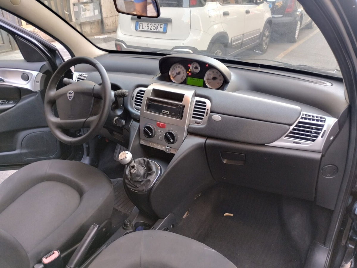 Lancia Ypsilon 1.3 MJT 75 CV Diva (9)