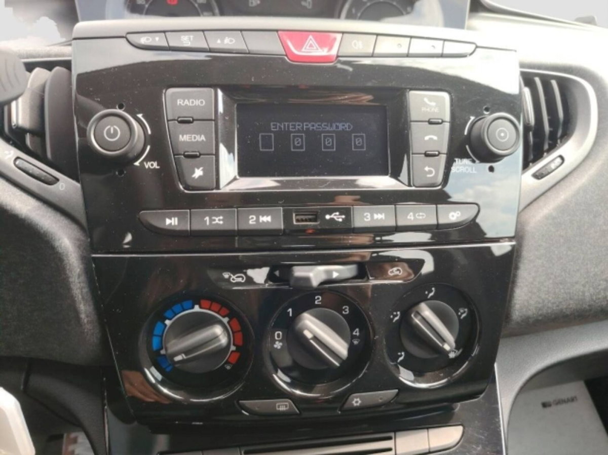Lancia Ypsilon 1.0 FireFly 5 porte S&S Hybrid Silver Plus (16)