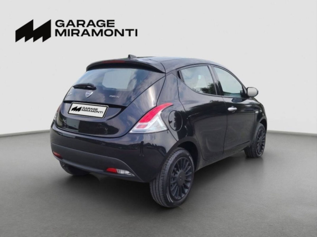 Lancia Ypsilon 1.0 FireFly 5 porte S&S Hybrid Silver Plus (6)