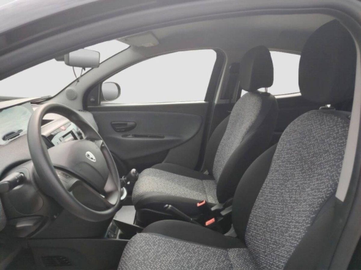 Lancia Ypsilon 1.0 FireFly 5 porte S&S Hybrid Silver Plus (9)