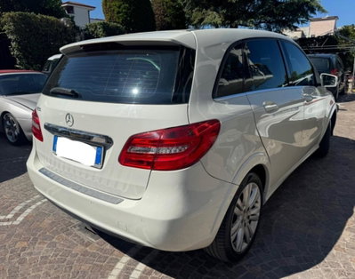 Mercedes-Benz Classe B 200 NGD Premium (2)