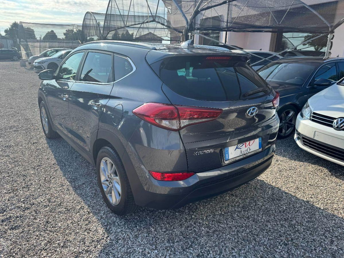 Hyundai Tucson 1.7 CRDi XPossible (2)