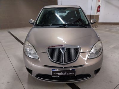 Lancia Ypsilon 1.3 MJT 75 CV Versus usata