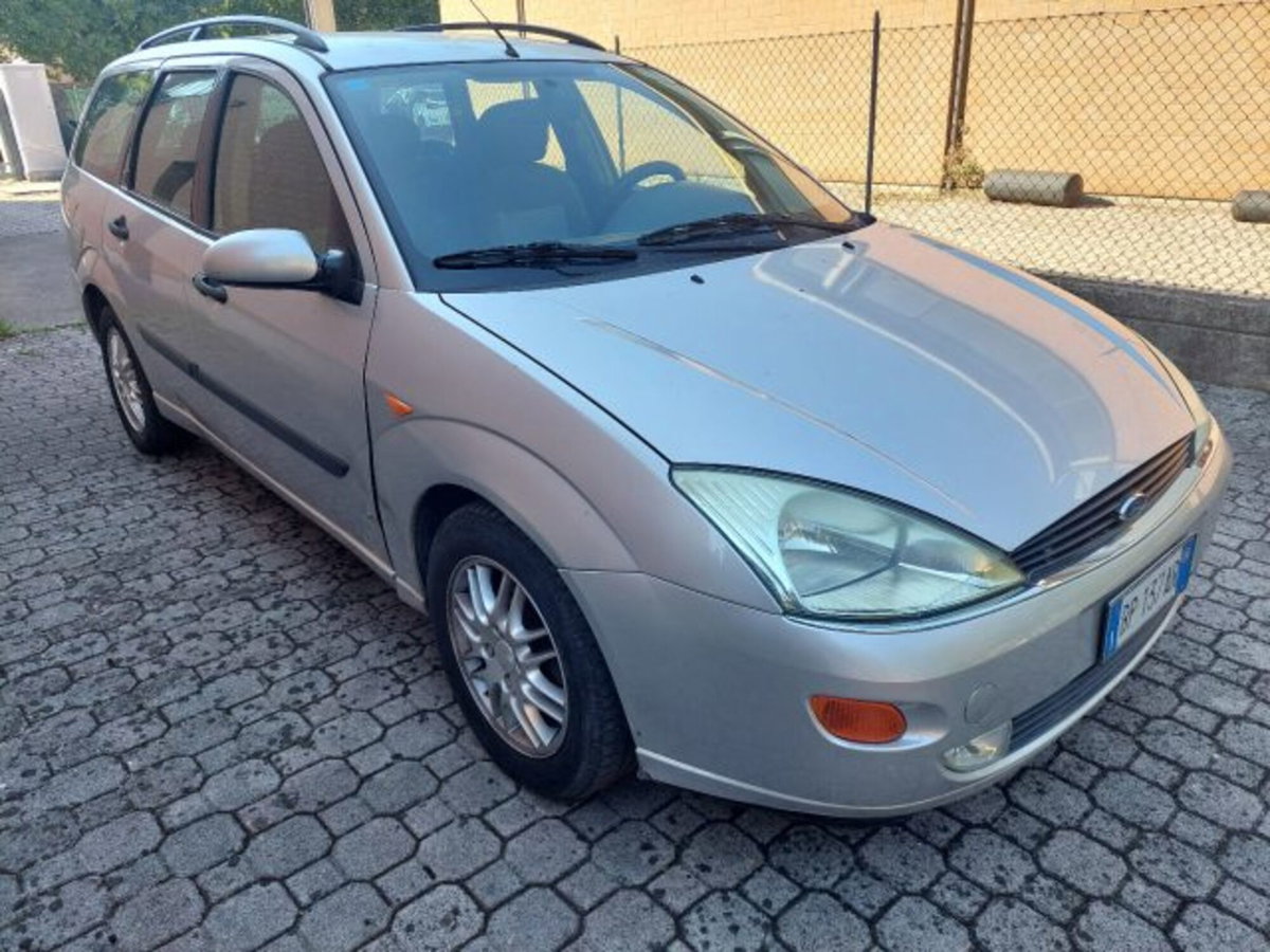 Ford Focus Station Wagon 1.8 TDDi cat SW Ghia (2)