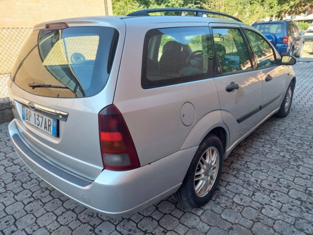 Ford Focus Station Wagon 1.8 TDDi cat SW Ghia (3)