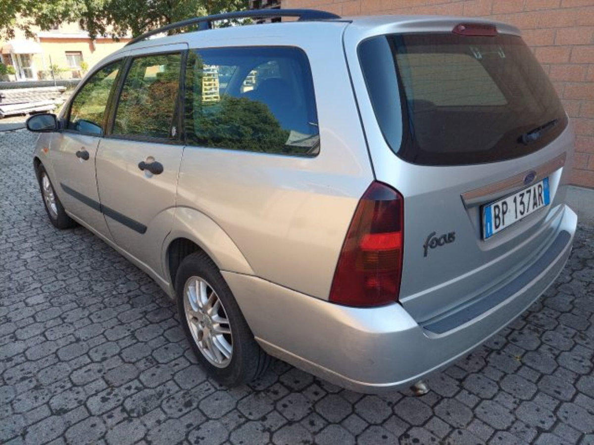 Ford Focus Station Wagon 1.8 TDDi cat SW Ghia (4)