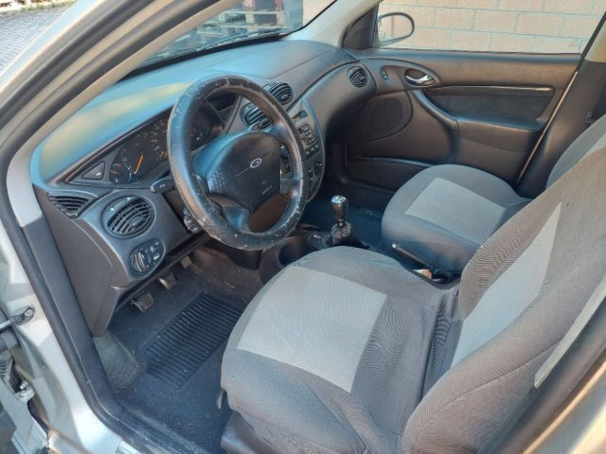 Ford Focus Station Wagon 1.8 TDDi cat SW Ghia (5)