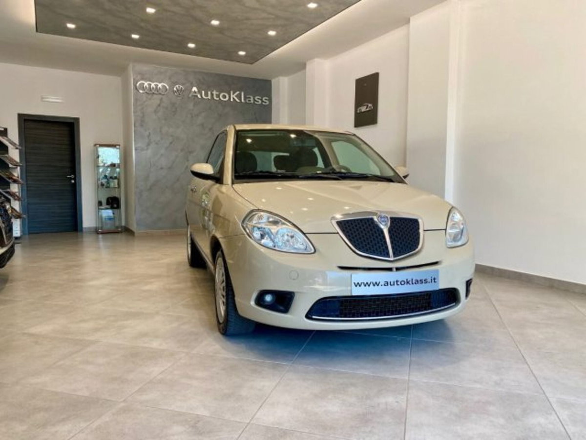 Lancia Ypsilon 1.2 New Oro (2)