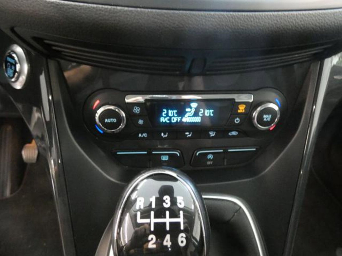 Ford Kuga 2.0 TDCI 150 CV S&S 4WD Titanium X (15)