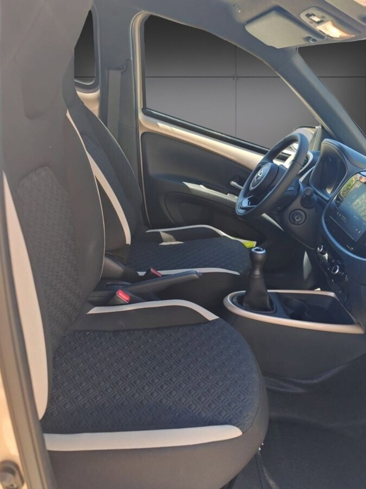 Toyota Aygo X 1.0 VVT-i 72 CV 5 porte Limited Air (10)