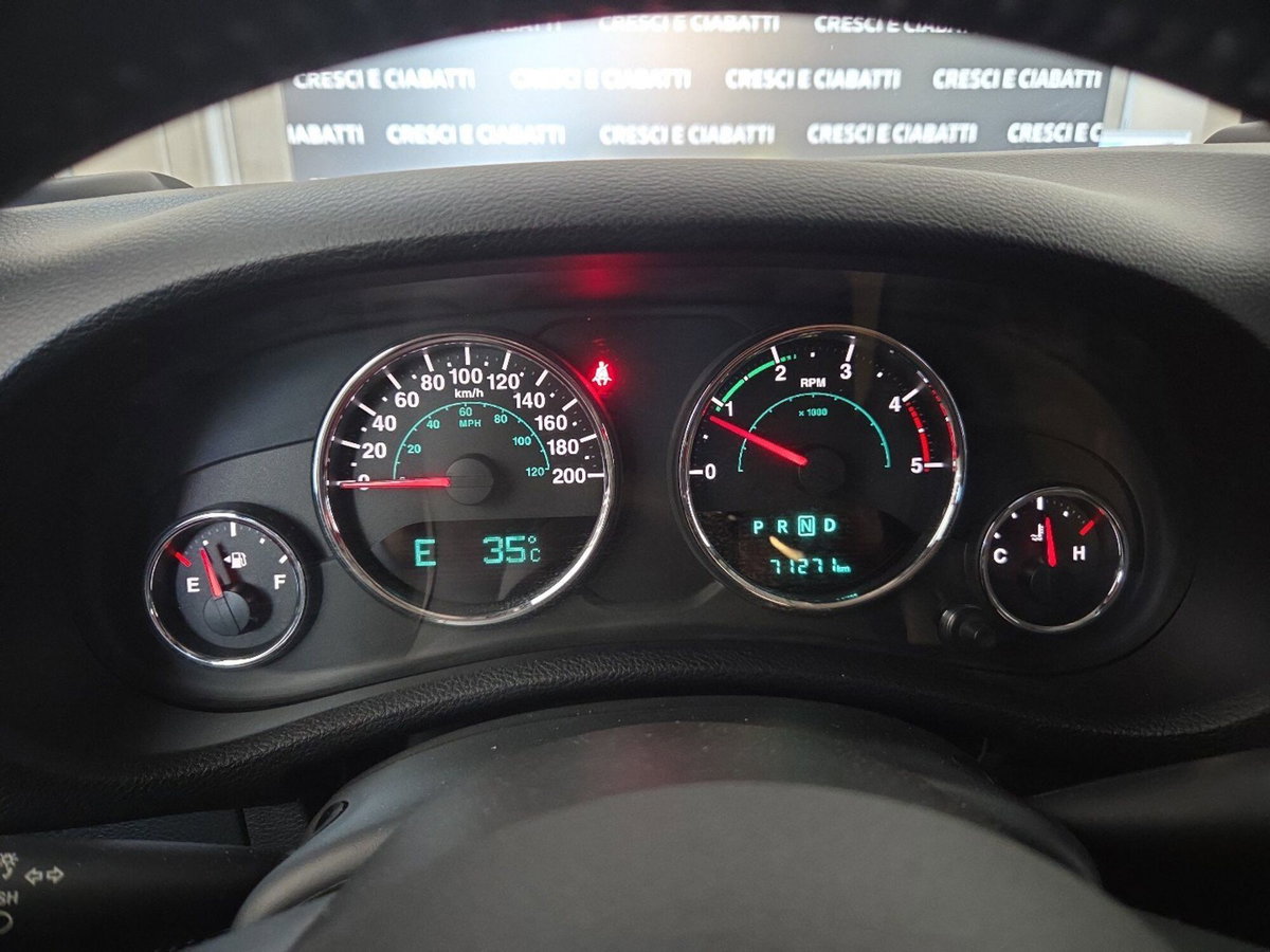 Jeep Wrangler Unlimited 2.8 CRD DPF Sahara Auto (12)