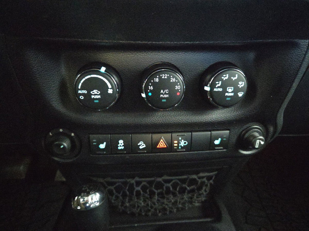 Jeep Wrangler Unlimited 2.8 CRD DPF Sahara Auto (14)