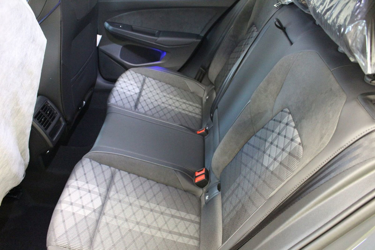 Volkswagen Golf 2.0 TDI 150 CV DSG SCR R-Line (9)