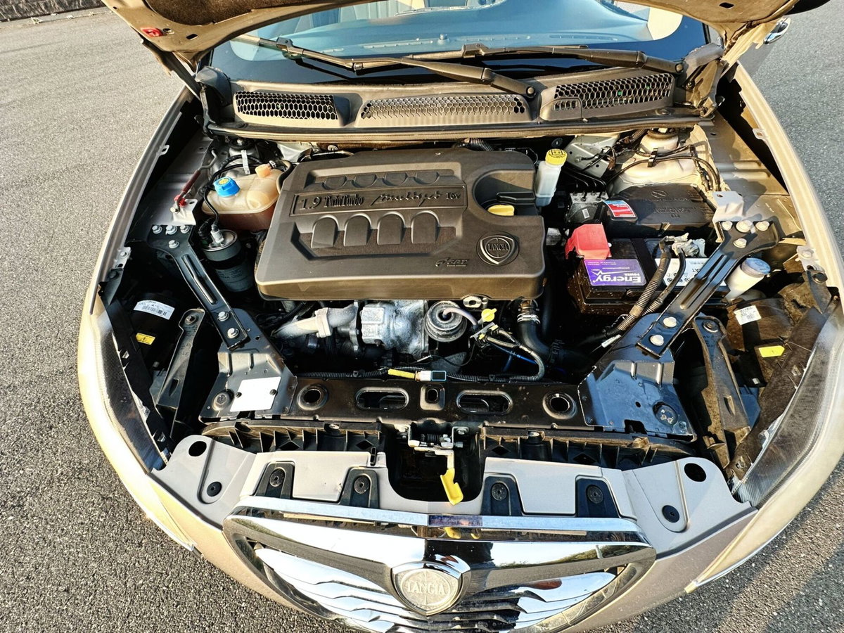 Lancia Delta 1.9 MJT Twinturbo DPF Gold (16)