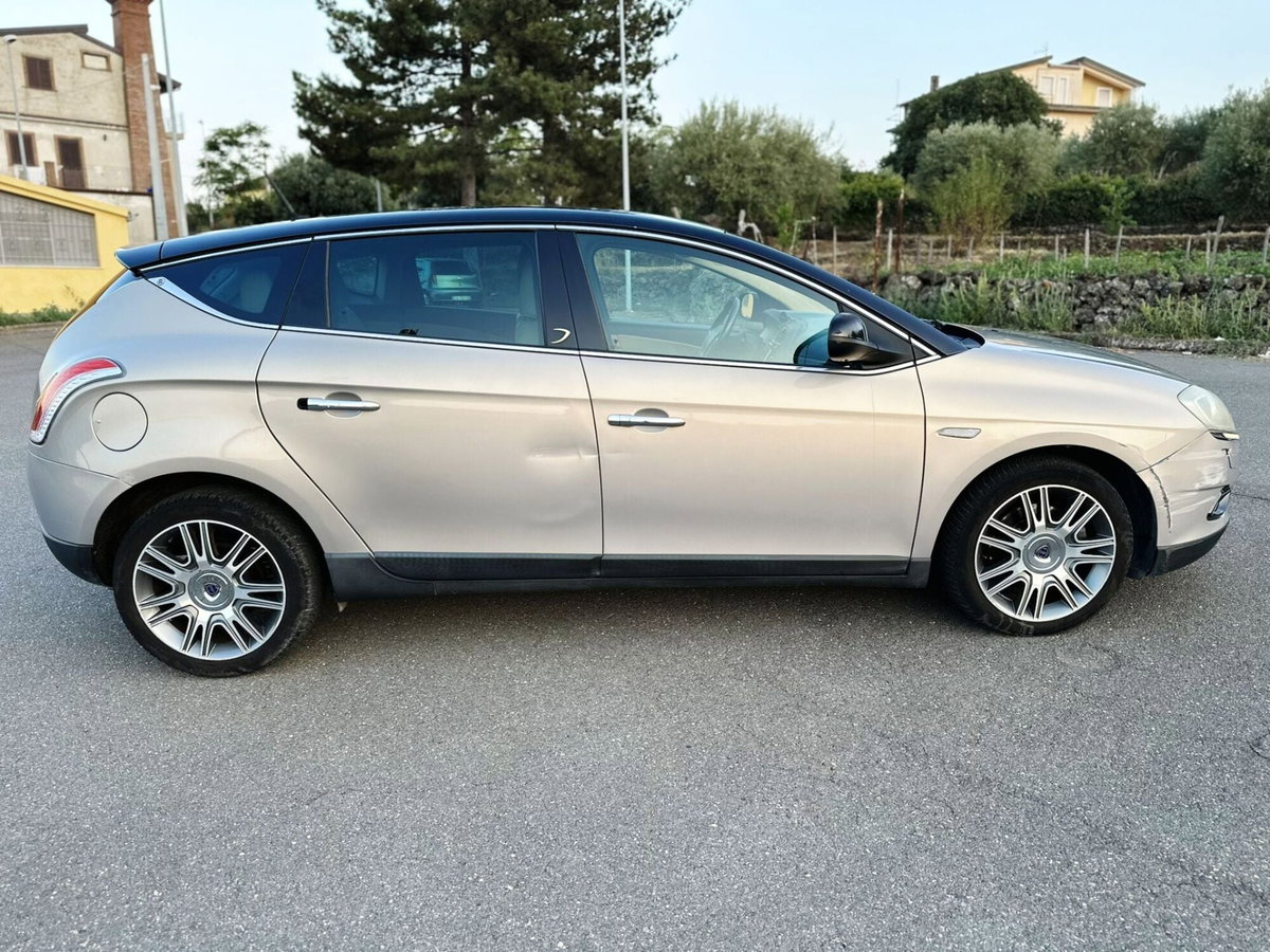 Lancia Delta 1.9 MJT Twinturbo DPF Gold (2)