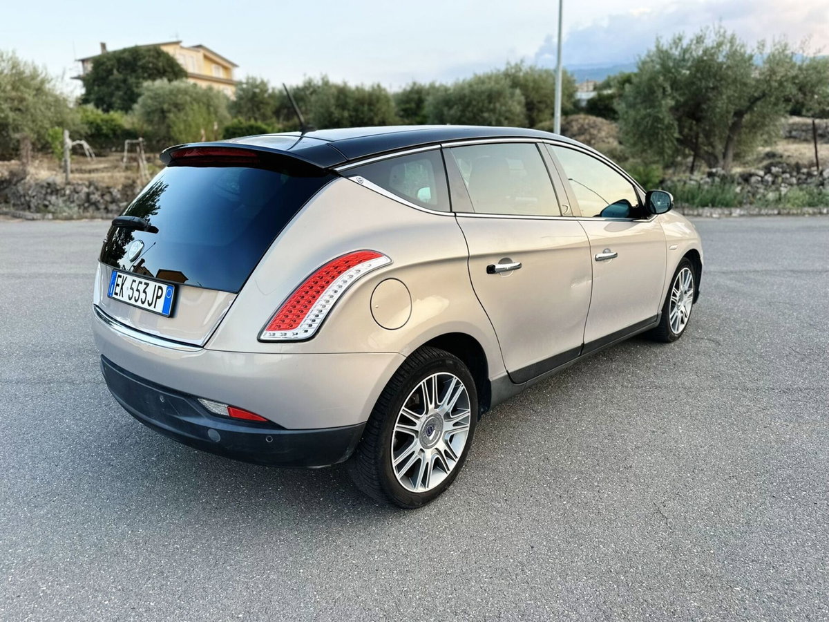 Lancia Delta 1.9 MJT Twinturbo DPF Gold (3)