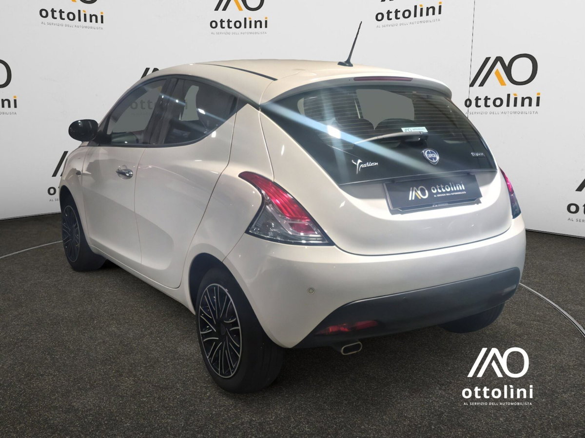 Lancia Ypsilon 1.0 FireFly 5 porte S&S Hybrid Ecochic Gold (4)