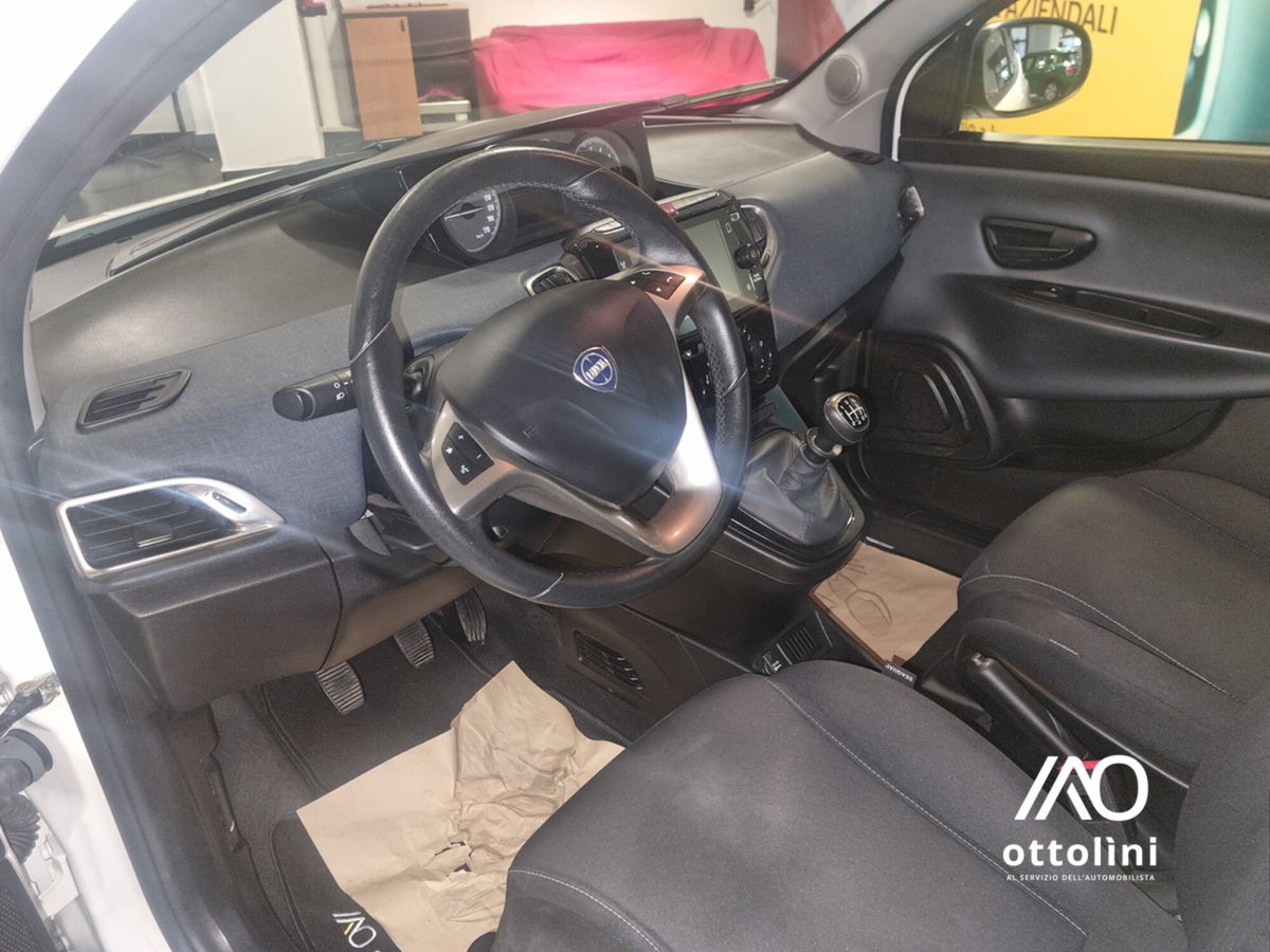 Lancia Ypsilon 1.0 FireFly 5 porte S&S Hybrid Ecochic Gold (6)