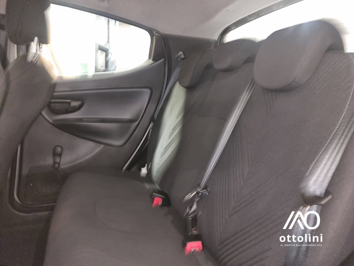 Lancia Ypsilon 1.0 FireFly 5 porte S&S Hybrid Gold Plus (9)