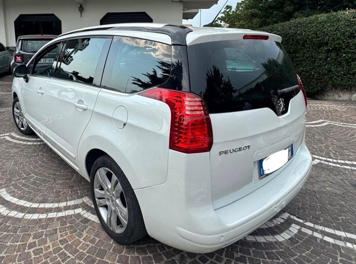Peugeot 5008 1.6 HDi 112CV Allure (2)