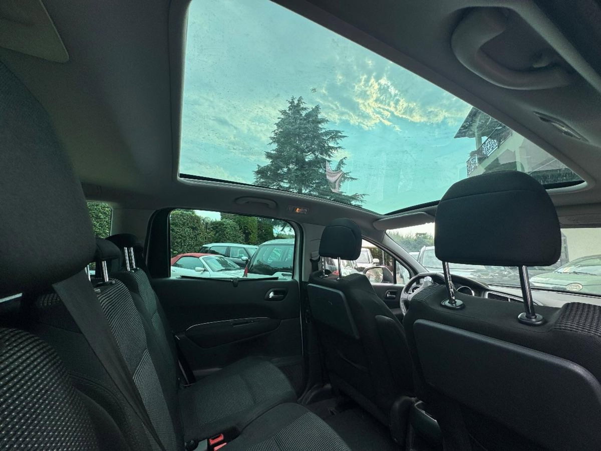 Peugeot 5008 1.6 HDi 112CV Allure (5)