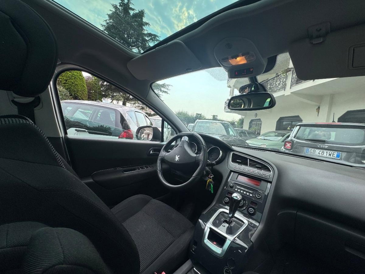 Peugeot 5008 1.6 HDi 112CV Allure (8)