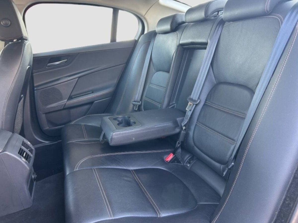 Jaguar XE 2.0 D Turbo 180CV Prestige (12)