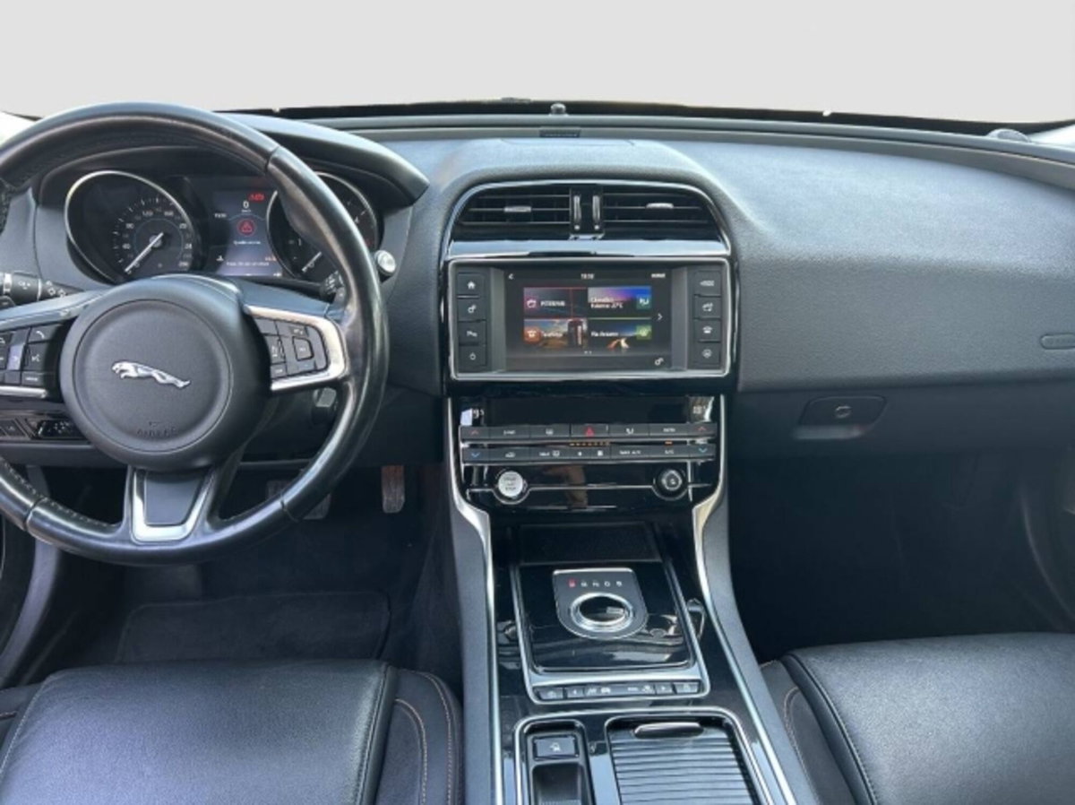 Jaguar XE 2.0 D Turbo 180CV Prestige (13)