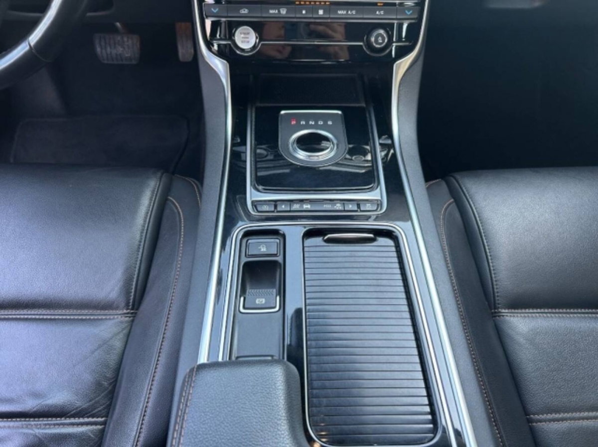 Jaguar XE 2.0 D Turbo 180CV Prestige (14)
